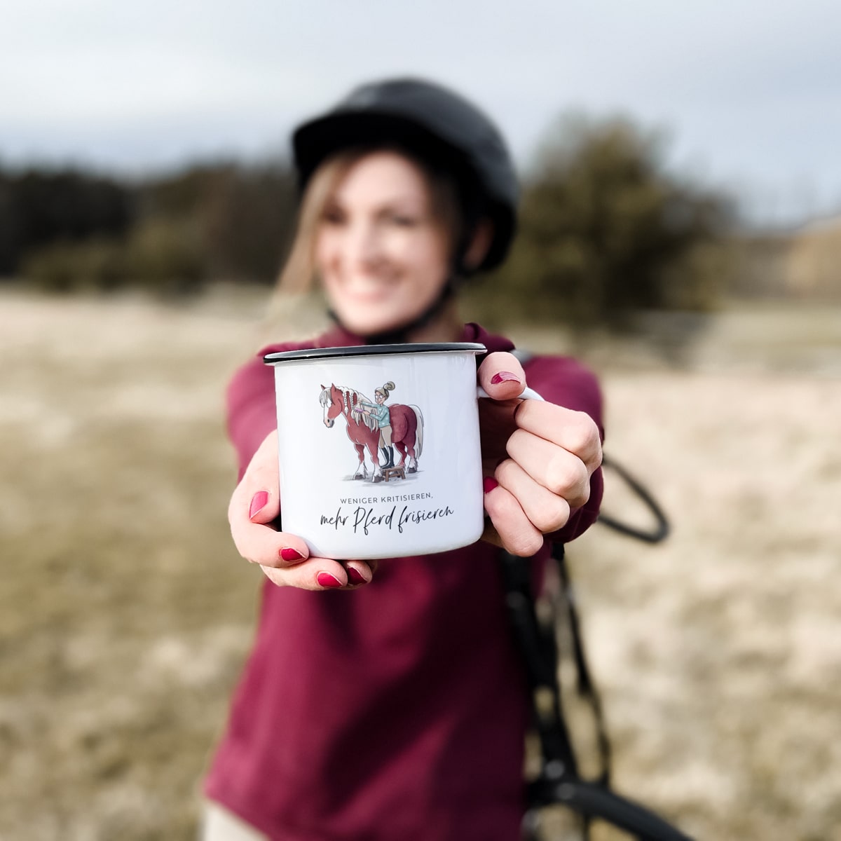 Emaille-Tasse "Weniger kritisieren, mehr Pferd frisieren"